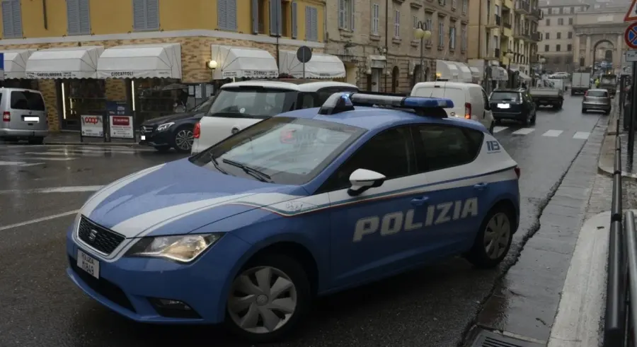 Macerata, arrestato pusher guineano: sequestrato un kg di hashish